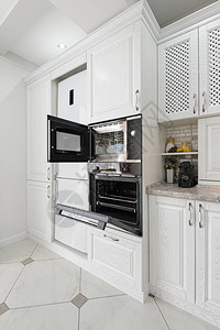 现代白色木制厨房室内打开的微图片