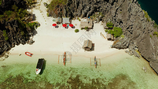热带泻湖与被悬崖包围的沙滩图片