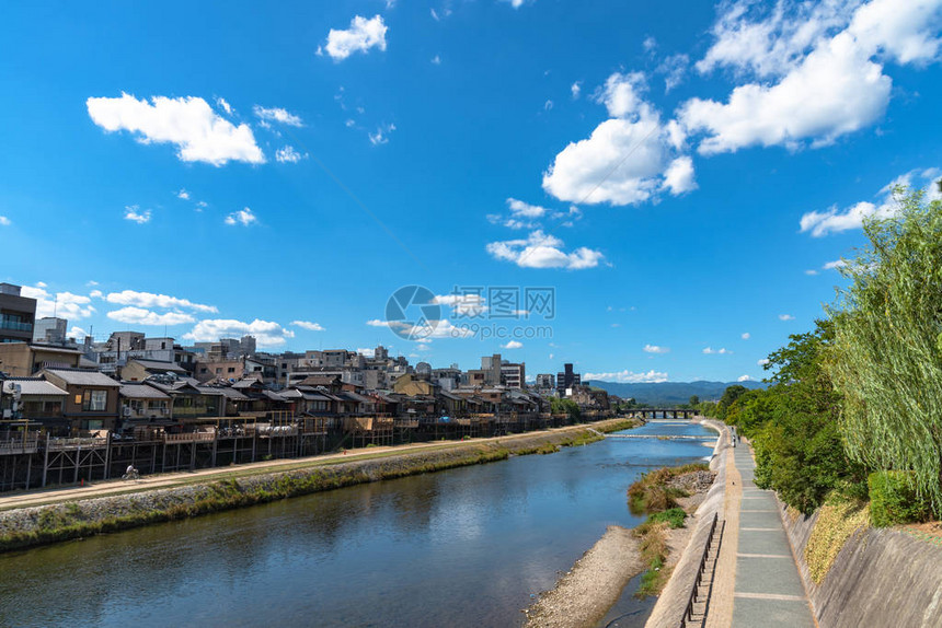 日本京都市鸭川或鸭川的美丽风景图片