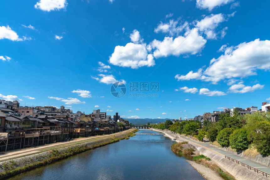 日本京都市鸭川或鸭川的美丽风景图片