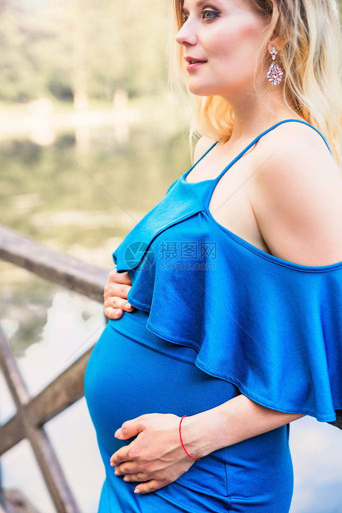 孕妇在公园里摆姿势的照片图片