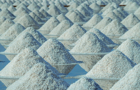 泰国的海盐农场有机海盐海水的蒸发和结晶盐工业原料氯化钠太阳能蒸发系统碘背景