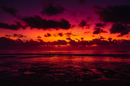 巴厘岛的海洋和多彩的日落或日出自然背景图片
