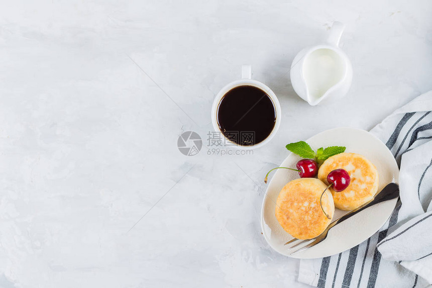 夏季早餐外加干酪煎饼黑咖啡杯白桌牛图片