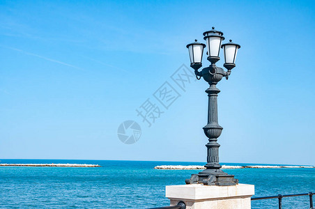 意大利小镇海边的历史灯图片