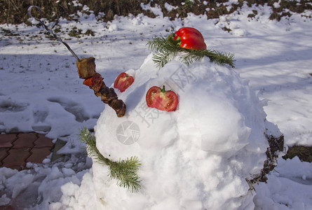 突然间下了一场大雪一个有趣的雪人是用雪做的雪人鼻图片