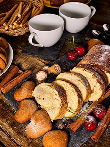 燕麦片和坚果饼干心形和沙卷饼干放在层蛋糕架上图片