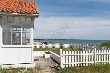 在capferretgirondeFrance的白色海滩房子日出图片