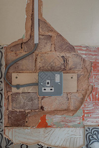 露的石膏显示的砖工一个电流和墙上的电线图片