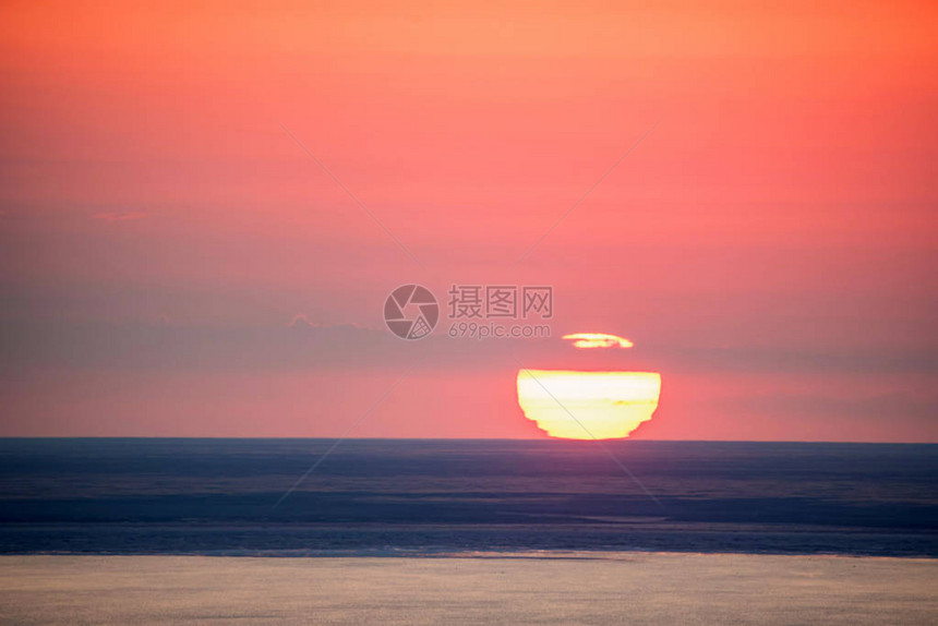 俄罗斯Baskunchak盐湖黄昏的画面风景图片
