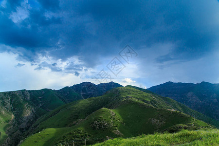 伊朗和土库曼斯坦的山在夏日图片