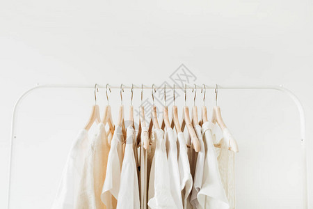 最小的时尚服装概念女衬衫和t恤在白色背景的衣架上时尚博客网站社交图片