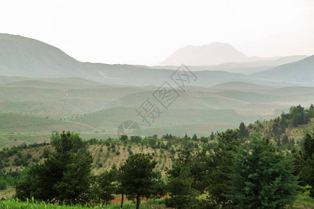 伊朗和土库曼斯坦的山在夏日图片