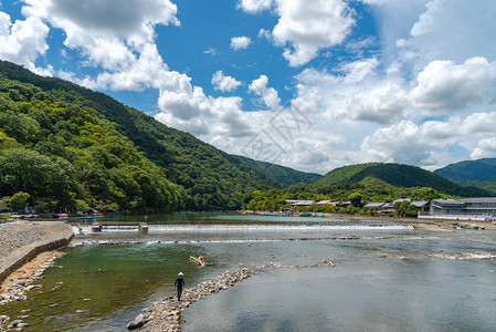 保津川岚山地区色彩缤纷的森林山背景的桂川渡月桥岚山是指定的历史遗迹和名背景