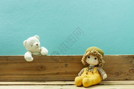老玩具和泰迪熊在前蓝色背图片