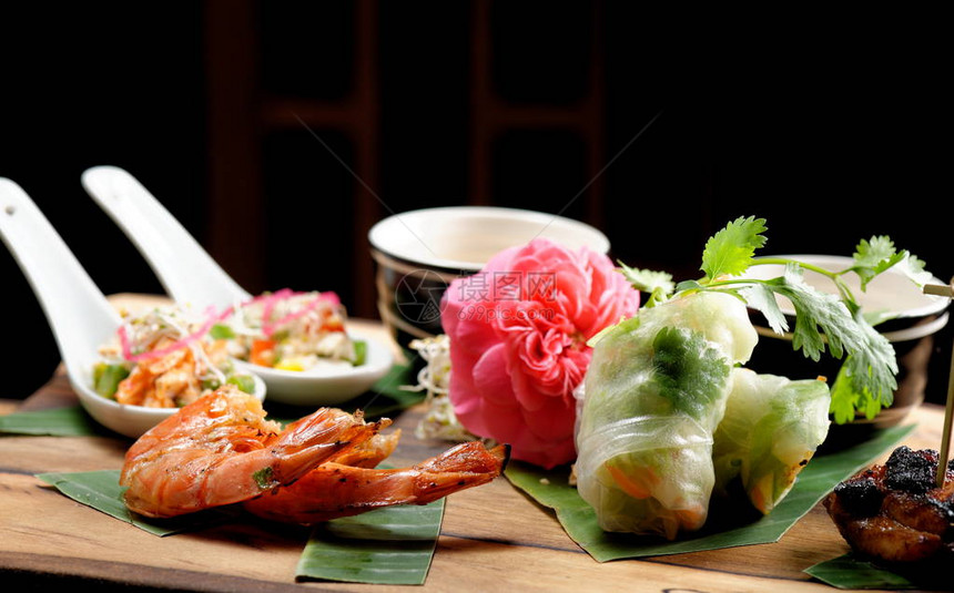 越南春卷和虾天妇罗图片
