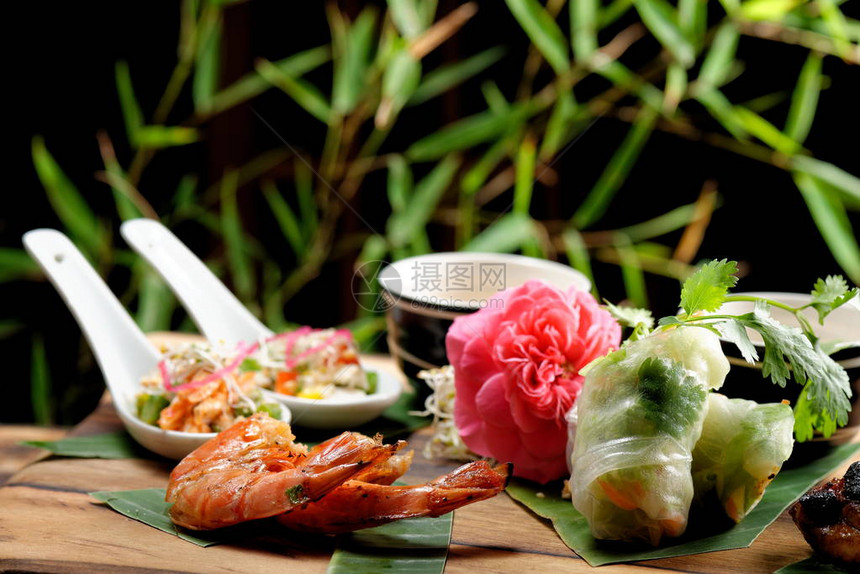 越南春卷和虾天妇罗图片