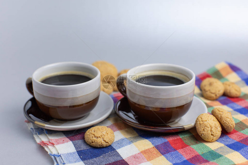 Cookie和两杯咖啡克鲁德诺佩潘诺传图片