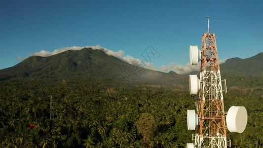 电讯塔对山和雨林的通讯天线空中观察金属塔上的中继器菲图片
