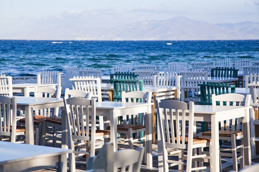 海边的餐厅桌椅图片