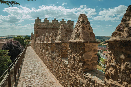 有城垛和环绕阿维拉镇的石头大塔背景图片