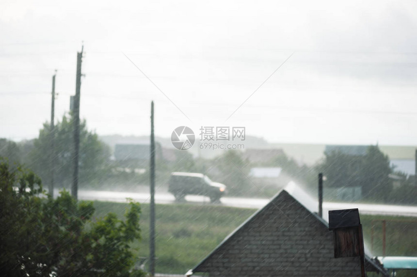 从乡间别墅树木柱子和高速公路上的汽车中散焦的雨天图像专注于雨城图片
