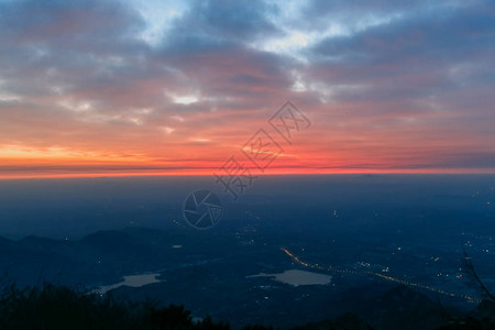 从泰山顶的景色山的方向日出的晨曦云涌图片