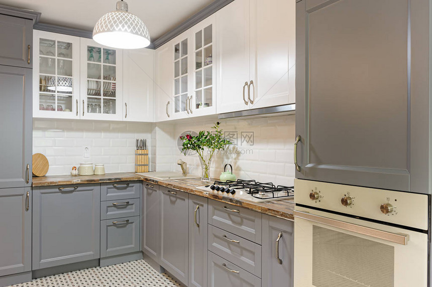 现代豪华灰色和白色木制厨房的内部图片
