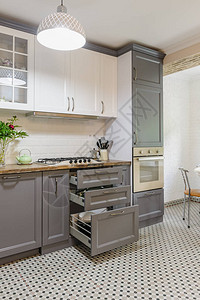 在现代豪华灰色和白色木制厨房内一些背景图片