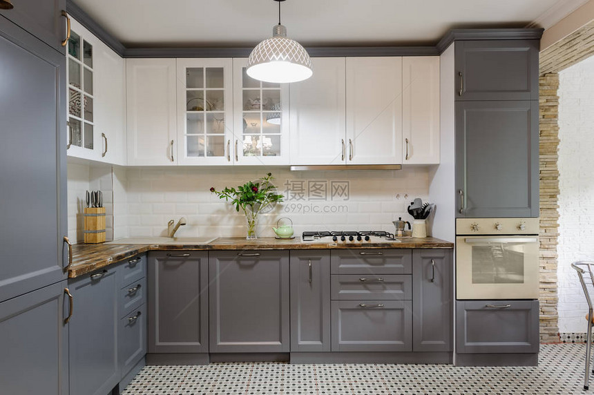 现代豪华灰色和白色木制厨房的内部图片