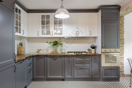现代豪华灰色和白色木制厨房的内部背景图片