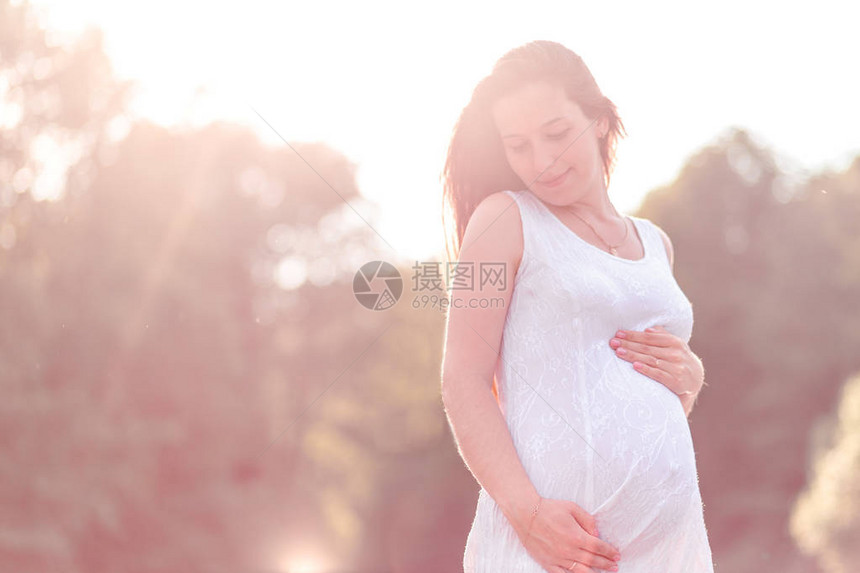孕妇抱肚子柔情似水的照片图片