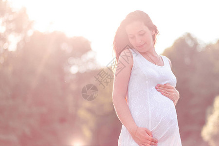孕妇抱肚子柔情似水的照片图片