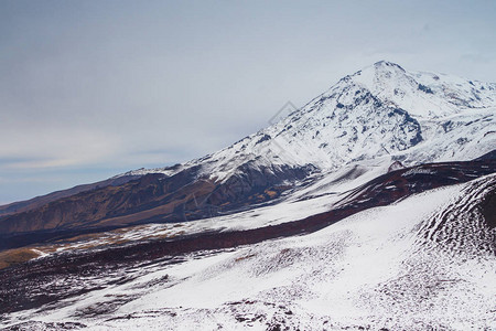 白雪皑的MountOstryTolbachik图片