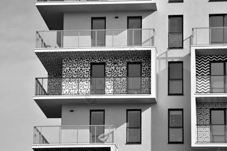 现代公寓楼现代公寓楼的正面黑白相间背景图片