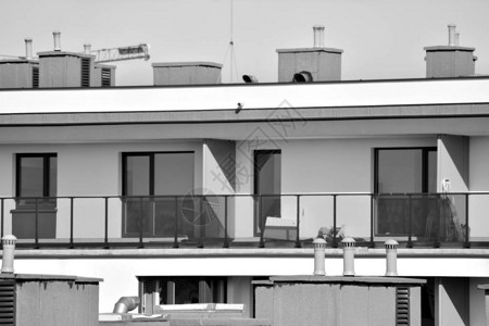 现代公寓楼现代公寓楼的正面黑白相间背景图片