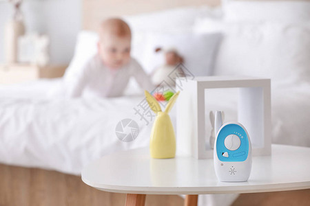 现代婴儿监测器在有小孩图片