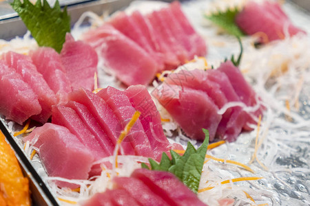 放在托盘中的鱼滑梯日本餐厅图片
