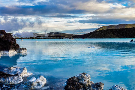 BlueLagoon的硅水和黑色岩石图片