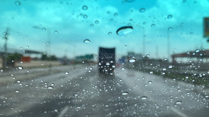 车挡风玻璃上的雨滴图片