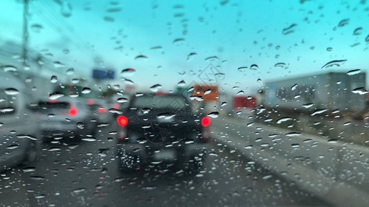 车挡风玻璃上的雨滴图片