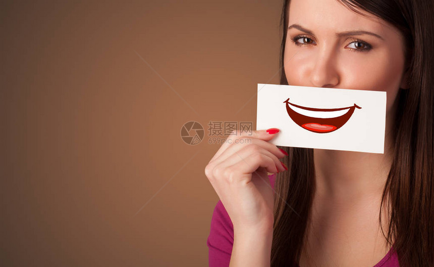 拿着卡片的人嘴边带着讽刺的微笑图片
