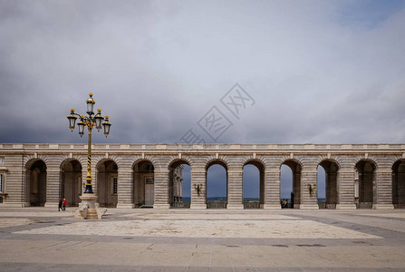 新古典式的拱门风格在西班牙马德里雨天广场Arm图片