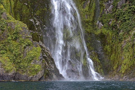 新西兰米尔福德峡湾斯特灵瀑布的一部分从大象山和狮子山之间雕刻出的美丽的U形悬空山谷下降146米斯特灵瀑布是峡湾中第二大永久瀑布背景图片