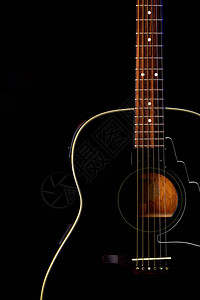 古典乐器木制六弦吉他孤立在黑色背景上图片