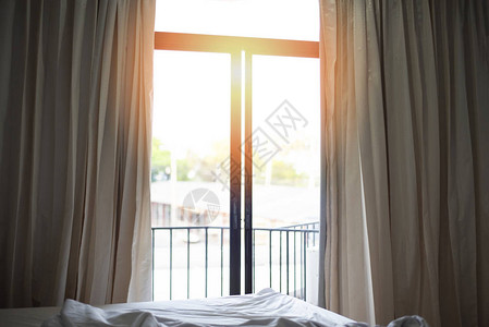 早上的卧室窗户阳光穿过房间图片