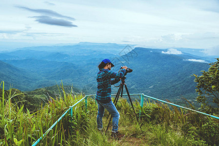 人亚洲旅游质旅行放松在山上拍高清图片