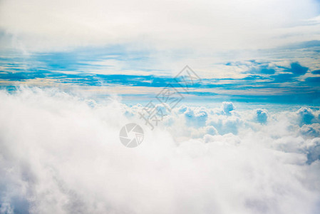 蓝天背景下的梦幻般柔软的白云背景图片