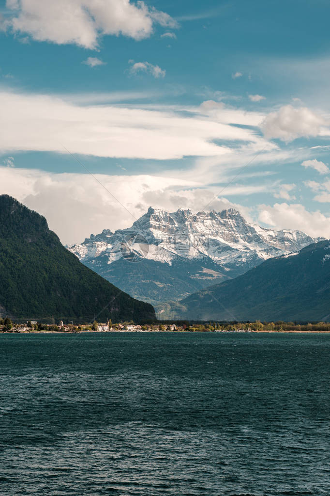 在瑞士日内瓦湖后面的雪盖山CimedelEstHauteCime和Mont图片
