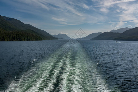 渡轮从加拿大崎岖的西海岸驶过内航道时从后部看到的景色图片
